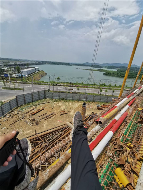 安定区作业中发生设备损坏或人员意外，责任怎么划分？